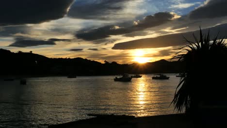 New-Zealand-Moeraki-Setting-Sun-Rays